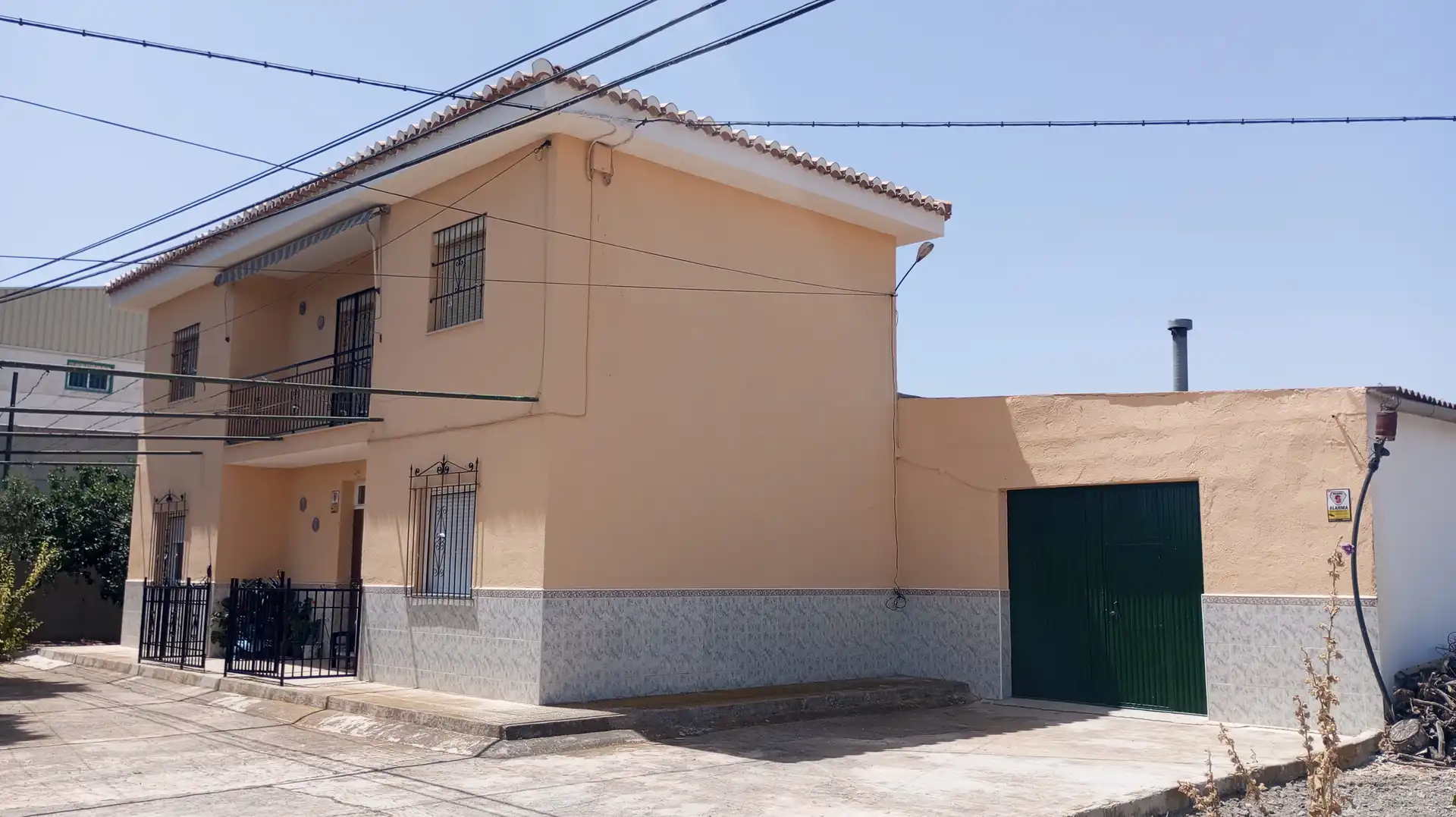 Vista exterior de Casa o xalet en venda en Baza amb Moblat