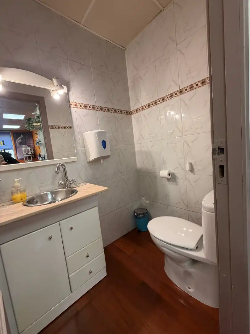 Baño de Local de alquiler en Corbera de Llobregat con Aire acondicionado