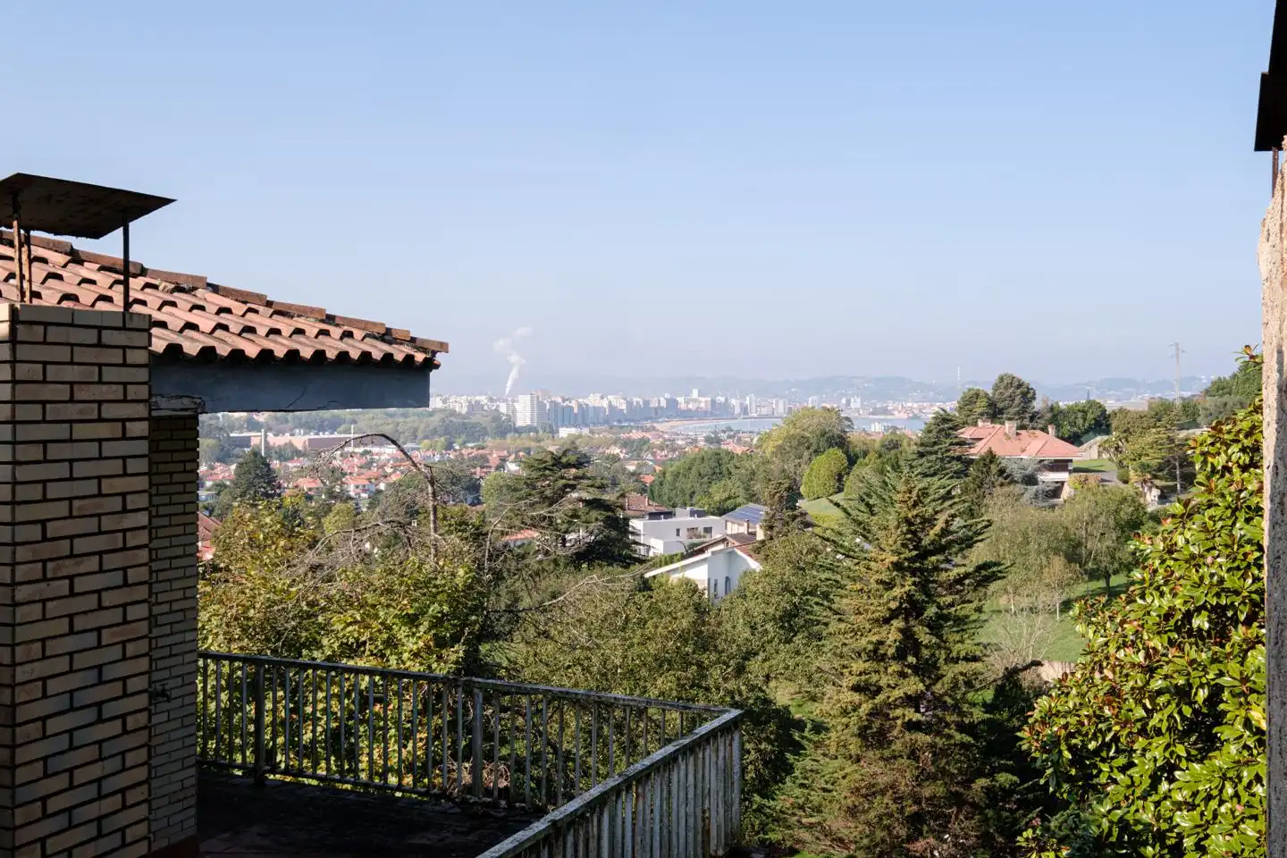 Vista exterior de Casa o xalet en venda en Gijón  amb Jardí privat i Terrassa
