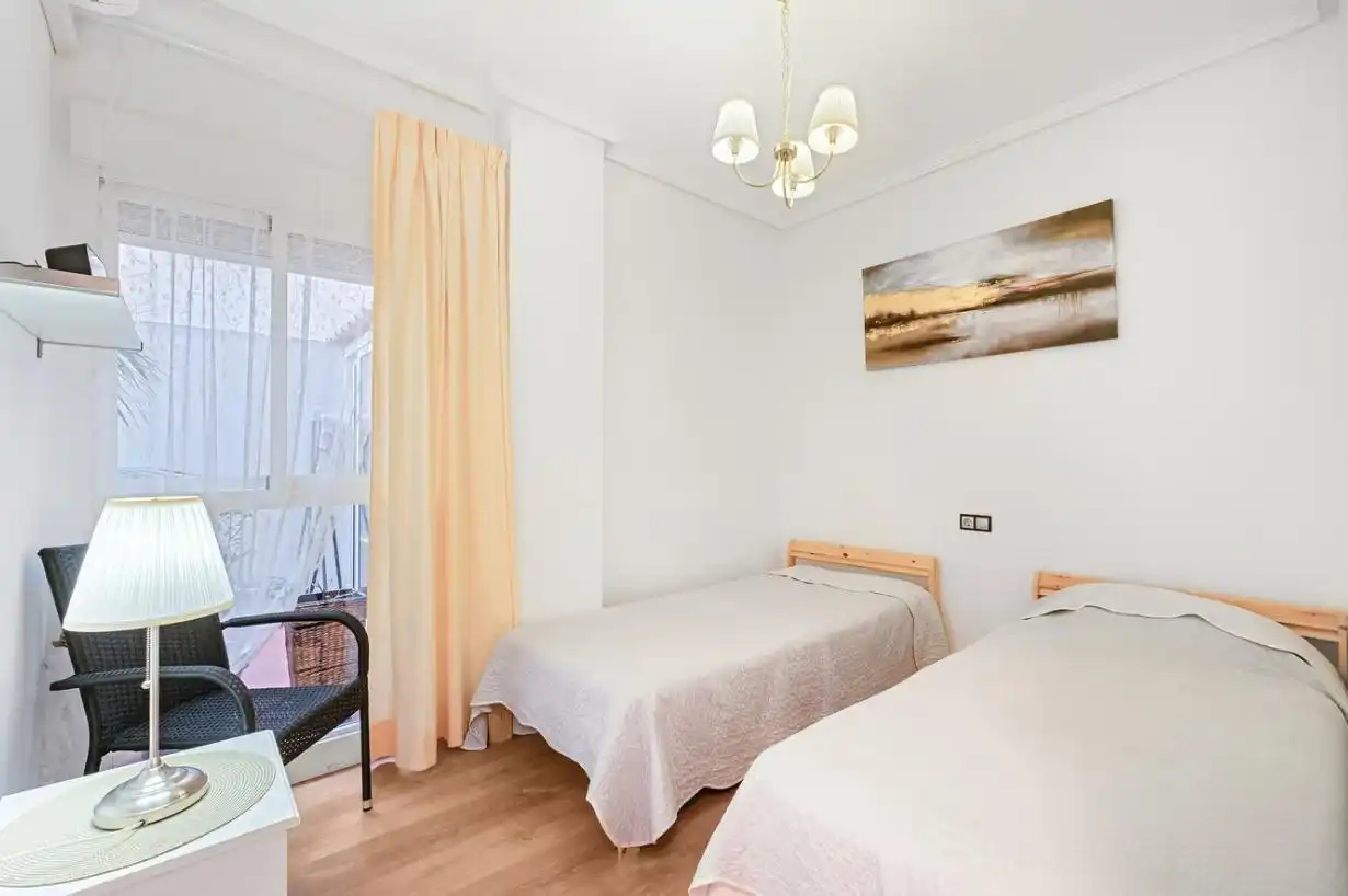 Schlafzimmer von Wohnungen zur Miete in Torrevieja mit Klimaanlage, Heizung und Privatgarten