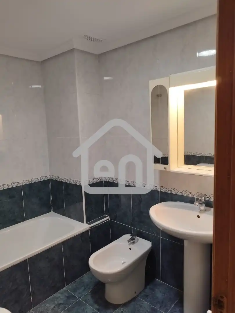 Badezimmer von Einfamilien-Reihenhaus zum Verkauf in Requena mit Klimaanlage und Balkon