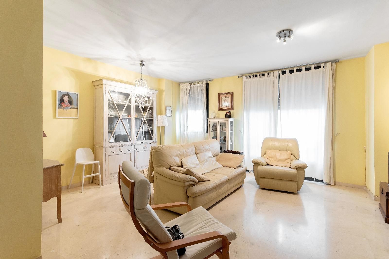 Sala d'estar de Dúplex en venda en Brenes amb Aire condicionat, Terrassa i Balcó
