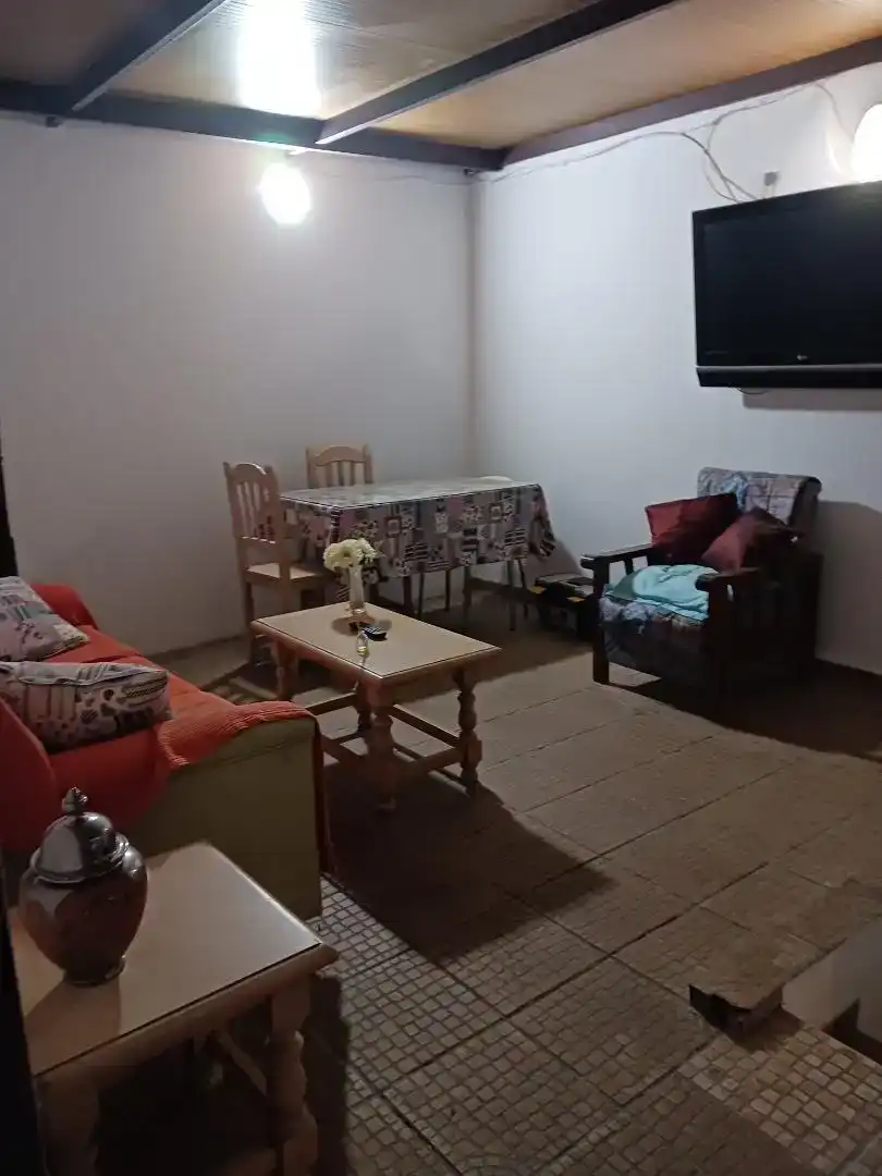 Sala d'estar de Planta baixa per a compartir en Alcalá de Guadaira amb Parquet, Piscina i Moblat