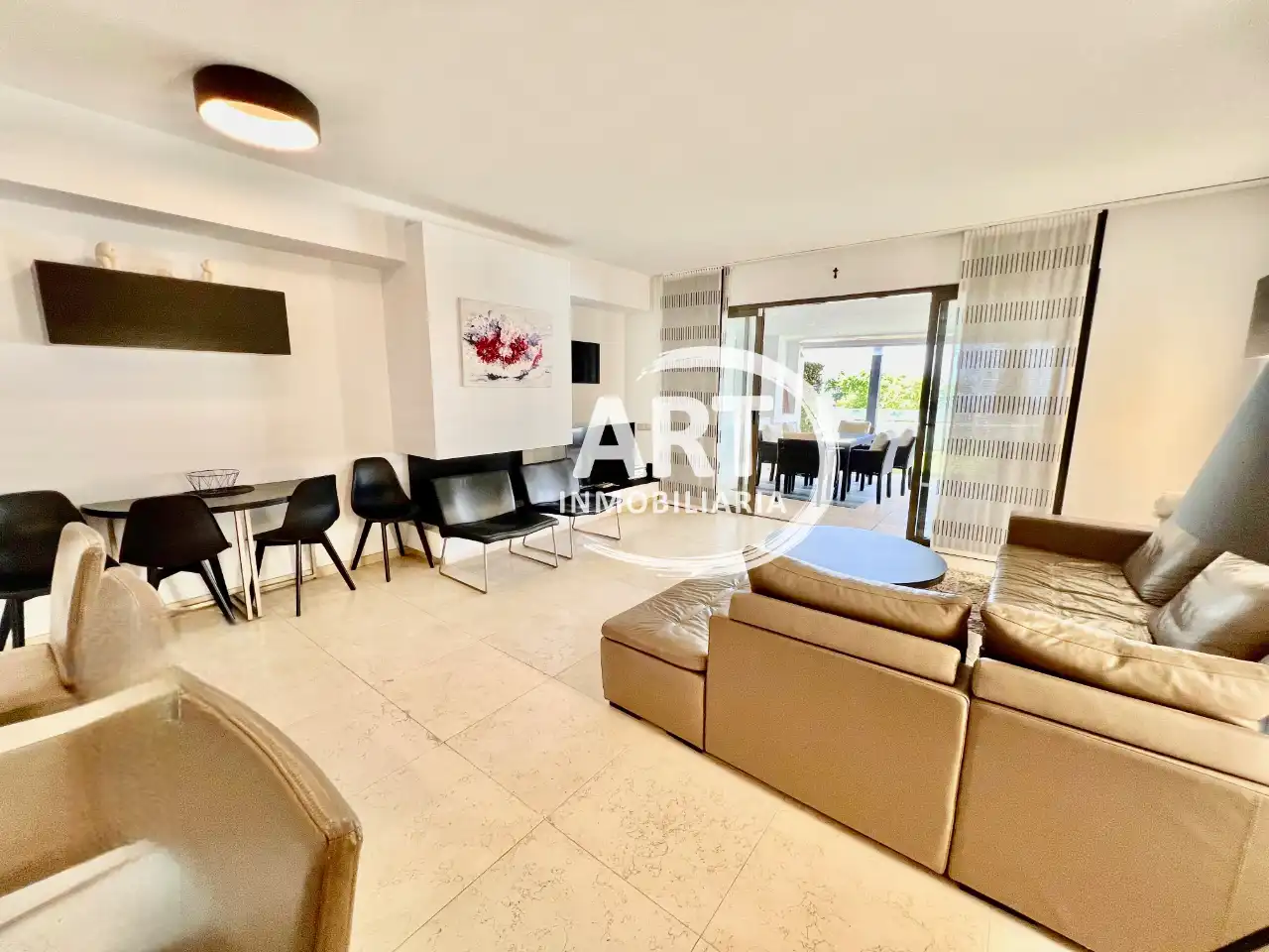 Sala d'estar de Apartament en venda en Benahavís amb Aire condicionat, Calefacció i Jardí privat