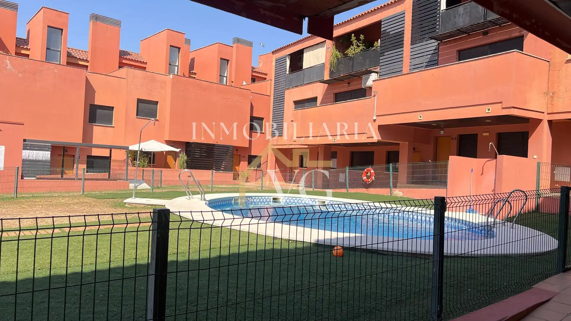 Außenansicht von Maisonette zum Verkauf in Guillena mit Terrasse, Abstellraum und Schwimmbad