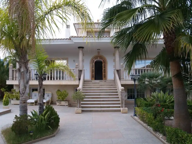 Vista exterior de Casa o xalet en venda en L'Alfàs del Pi amb Aire condicionat, Calefacció i Piscina