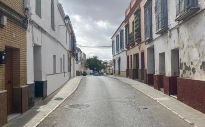 Vista exterior de Casa o xalet en venda en Carmona amb Terrassa