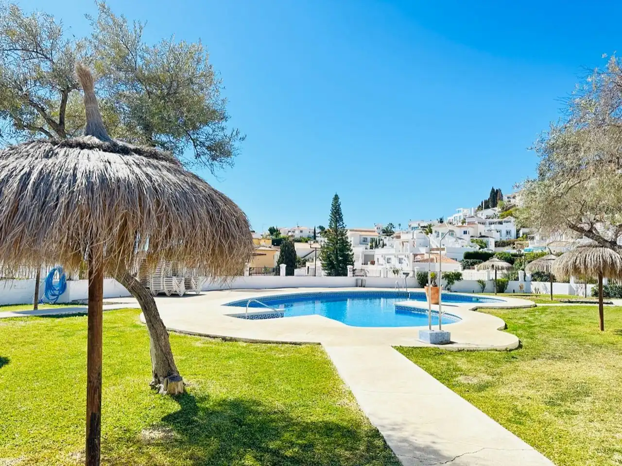 Vista exterior de Dúplex en venta en Nerja con Jardín privado, Trastero y Piscina comunitaria