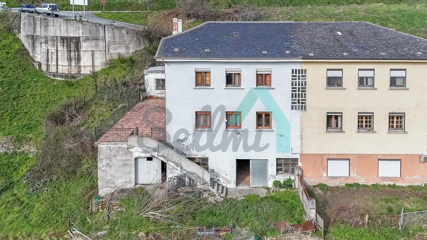 Vista exterior de Casa adosada en venda en Cangas del Narcea amb Calefacció, Jardí privat i Terrassa