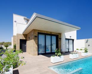 Vista exterior de Casa o xalet en venda en San Miguel de Salinas amb Jardí privat, Terrassa i Piscina