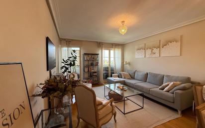 Living room of Flat for sale in  Madrid Capital  with Private garden, Terrace and Storage room