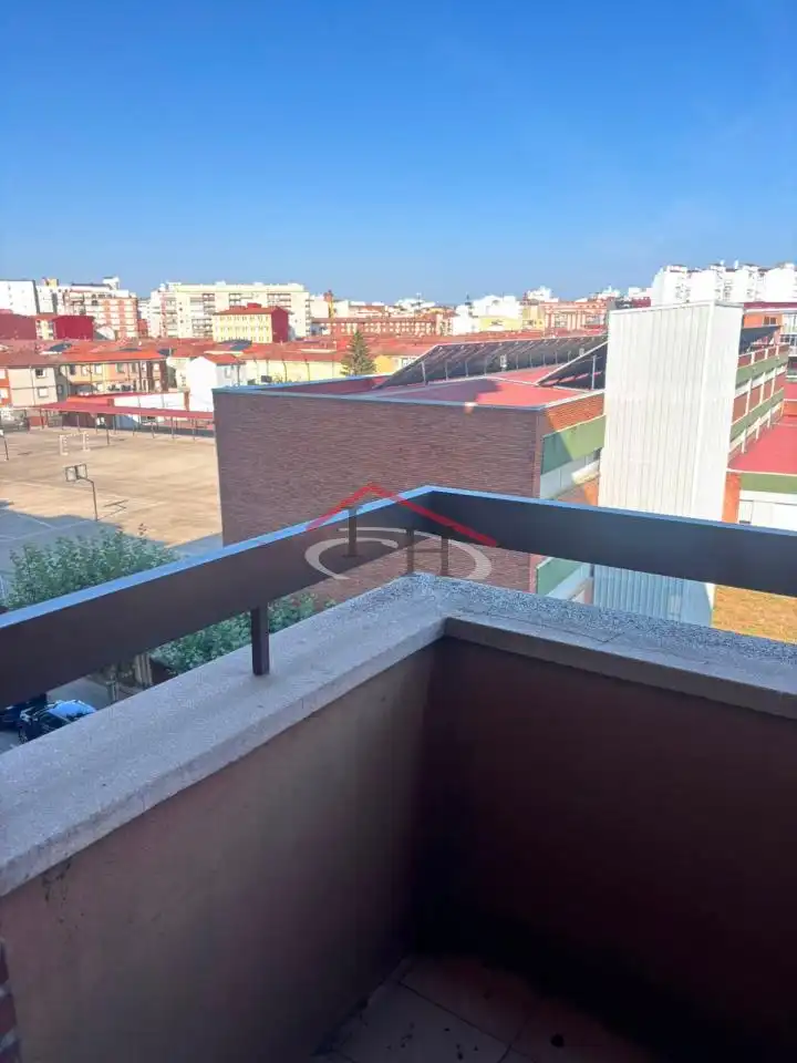 Terrassa de Pis en venda en León Capital  amb Calefacció, Terrassa i Traster