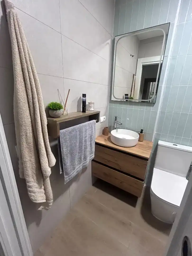 Bany de Apartament de lloguer en El Puerto de Santa María amb Aire condicionat i Moblat