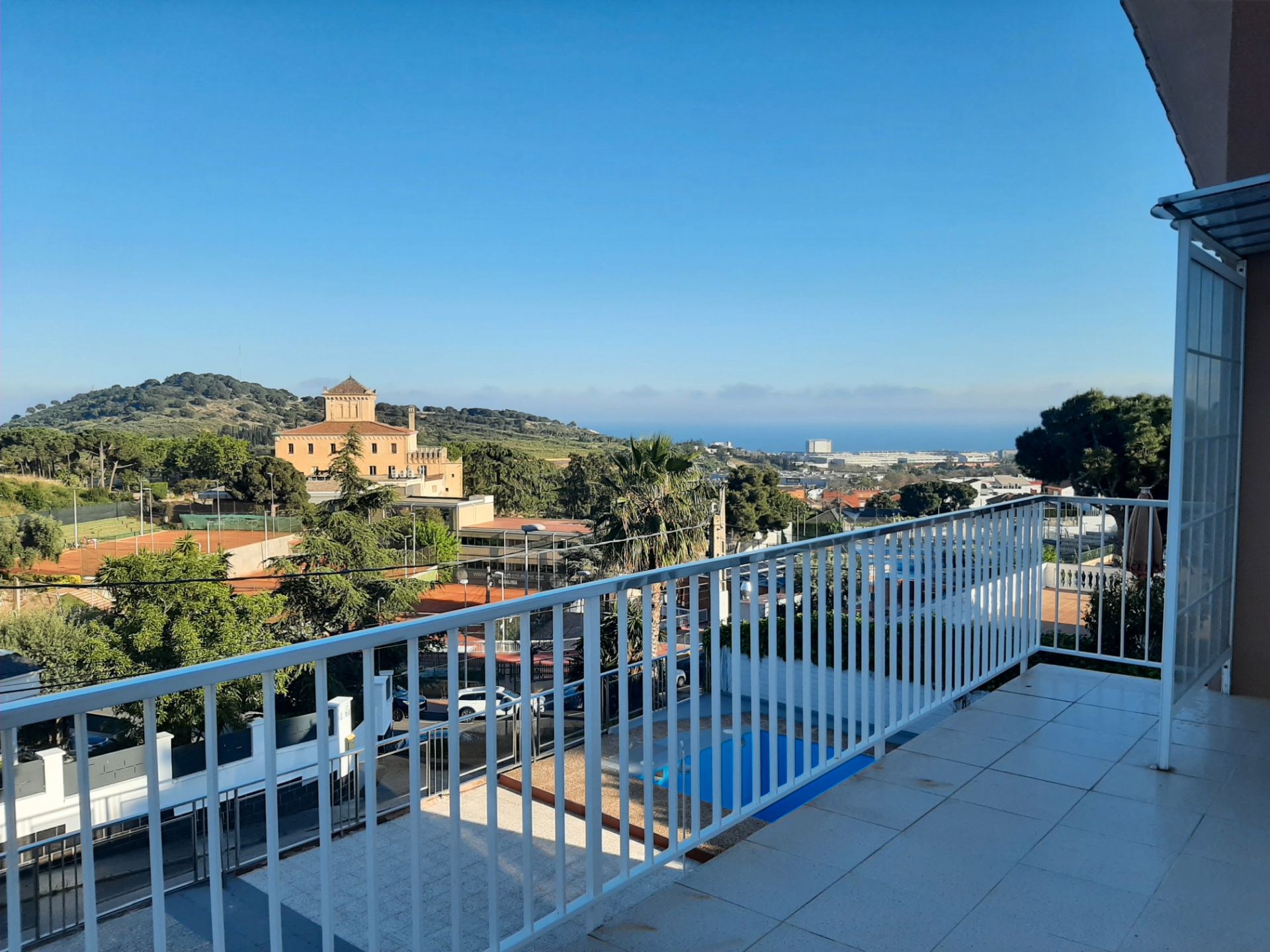 Vista exterior de Casa o xalet en venda en Badalona amb Calefacció, Jardí privat i Terrassa