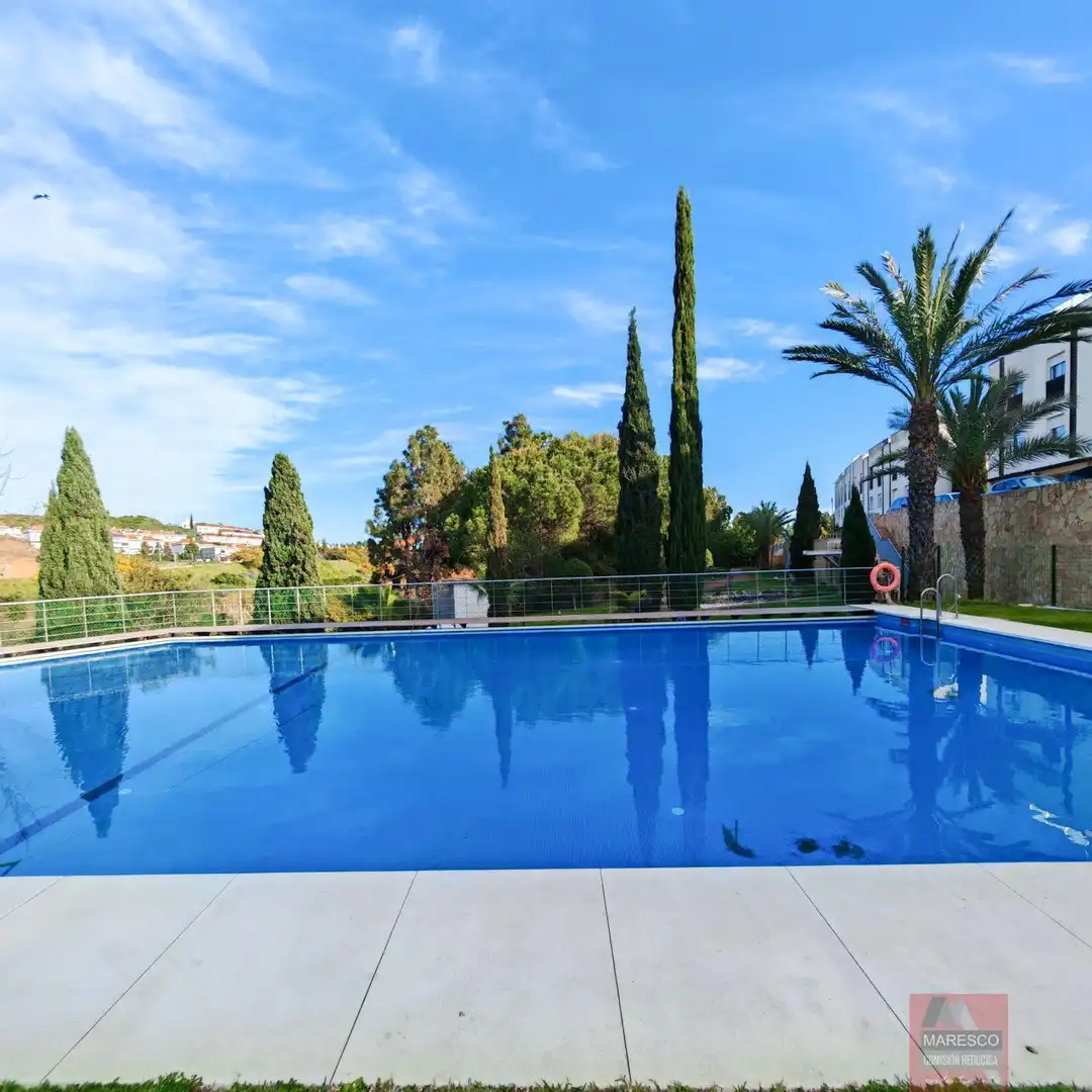 Schwimmbecken von Einfamilien-Reihenhaus zum Verkauf in Mijas mit Klimaanlage, Terrasse und Abstellraum