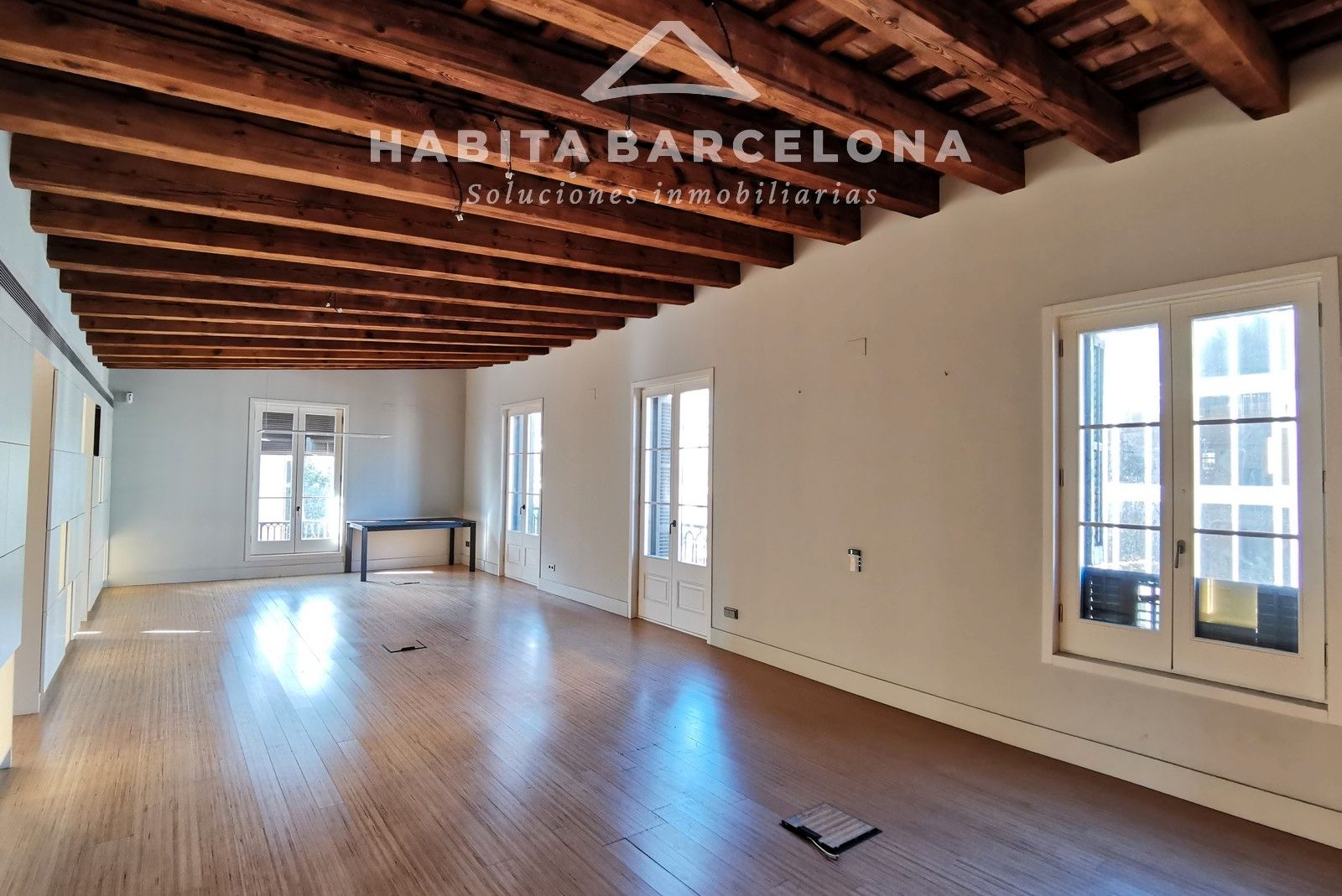 Exterior view of Office to rent in  Barcelona Capital  with Air Conditioner, Heating and Balcony