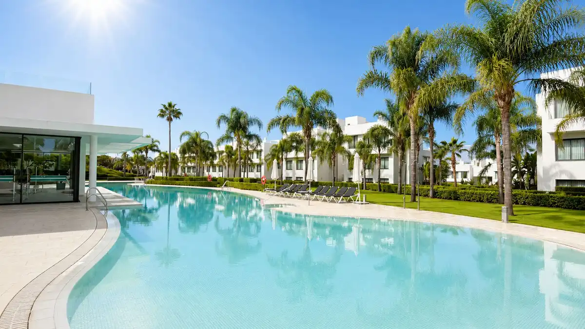 Schwimmbecken von Wohnungen zum Verkauf in Estepona mit Klimaanlage, Terrasse und Abstellraum