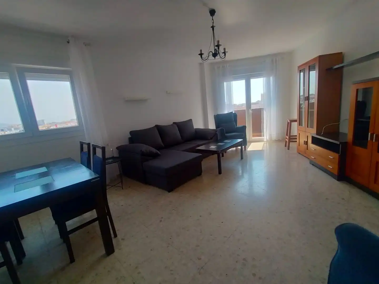 Sala d'estar de Pis de lloguer en La Línea de la Concepción amb Moblat