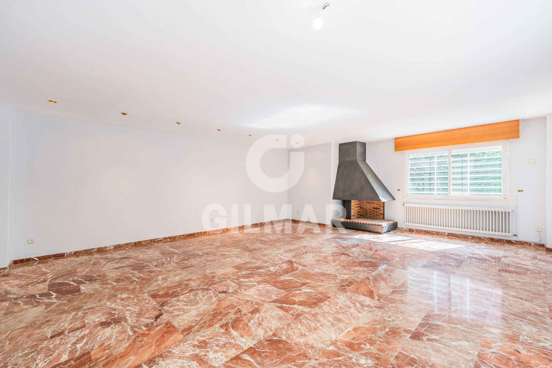 Sala d'estar de Casa adosada en venda en  Madrid Capital amb Aire condicionat, Calefacció i Jardí privat