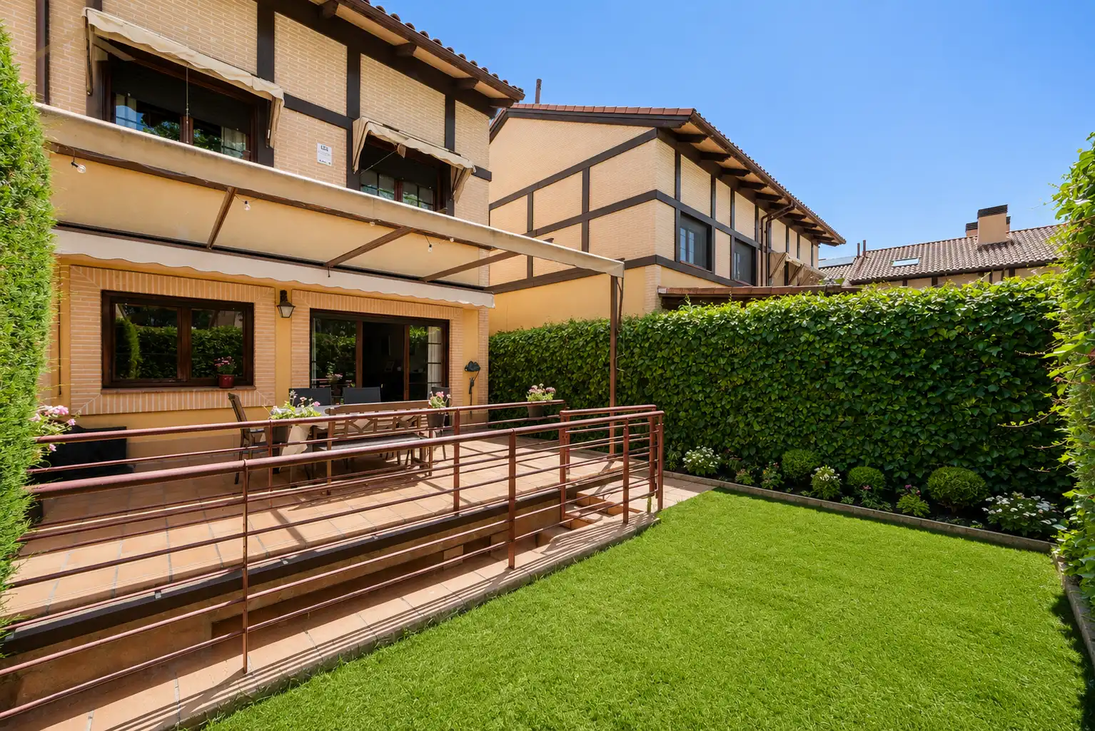 Terrasse von Einfamilien-Reihenhaus zum Verkauf in Boadilla del Monte mit Heizung, Privatgarten und Abstellraum