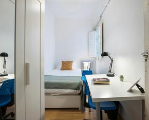 Bedroom of Flat to share in  Madrid Capital  with Heating, Washing machine and Internet