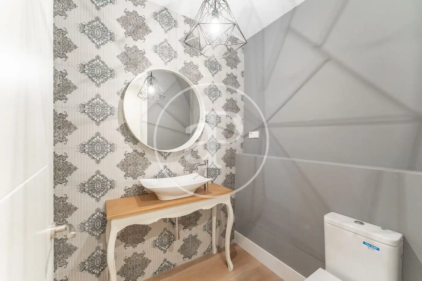 Bathroom of Flat for sale in Madrid  with Air Conditioner, Heating and Storage room