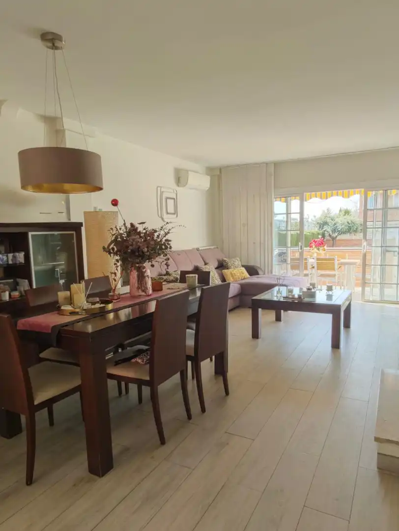 Wohnzimmer von Einfamilien-Reihenhaus zum Verkauf in Cubelles mit Klimaanlage, Heizung und Privatgarten