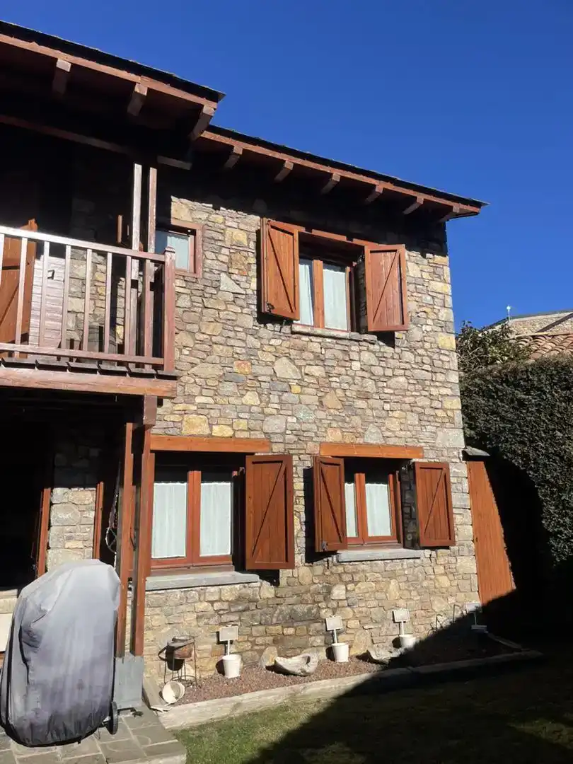 Vista exterior de Casa adosada en venda en Prats i Sansor amb Jardí privat, Parquet i Traster