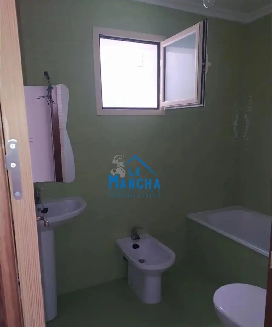 Bathroom of Flat for sale in Madrigueras  with Heating, Terrace and Balcony