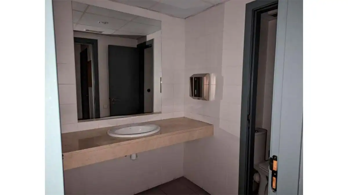 Bany de Local en venda en Terrassa