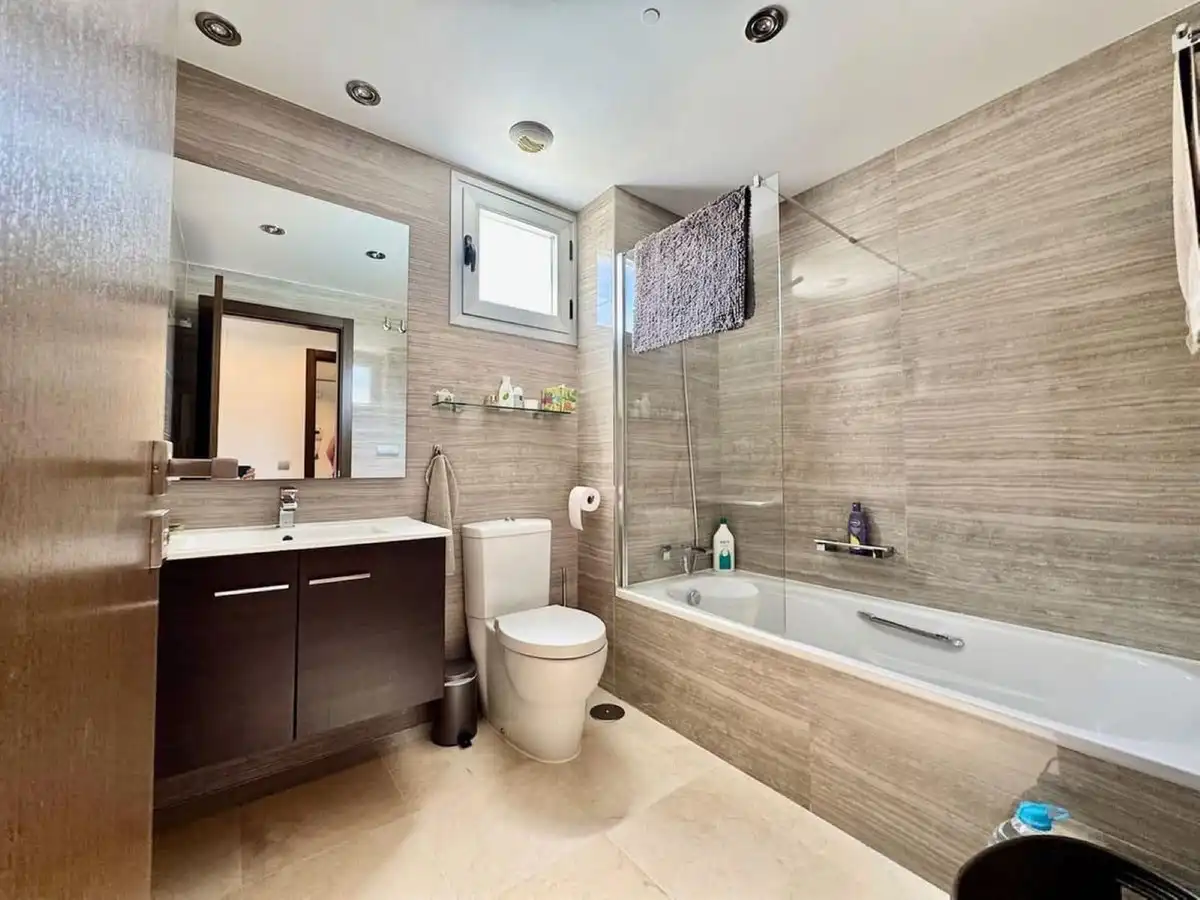 Baño de Planta baja de alquiler en Ojén con Aire acondicionado, Jardín privado y Terraza
