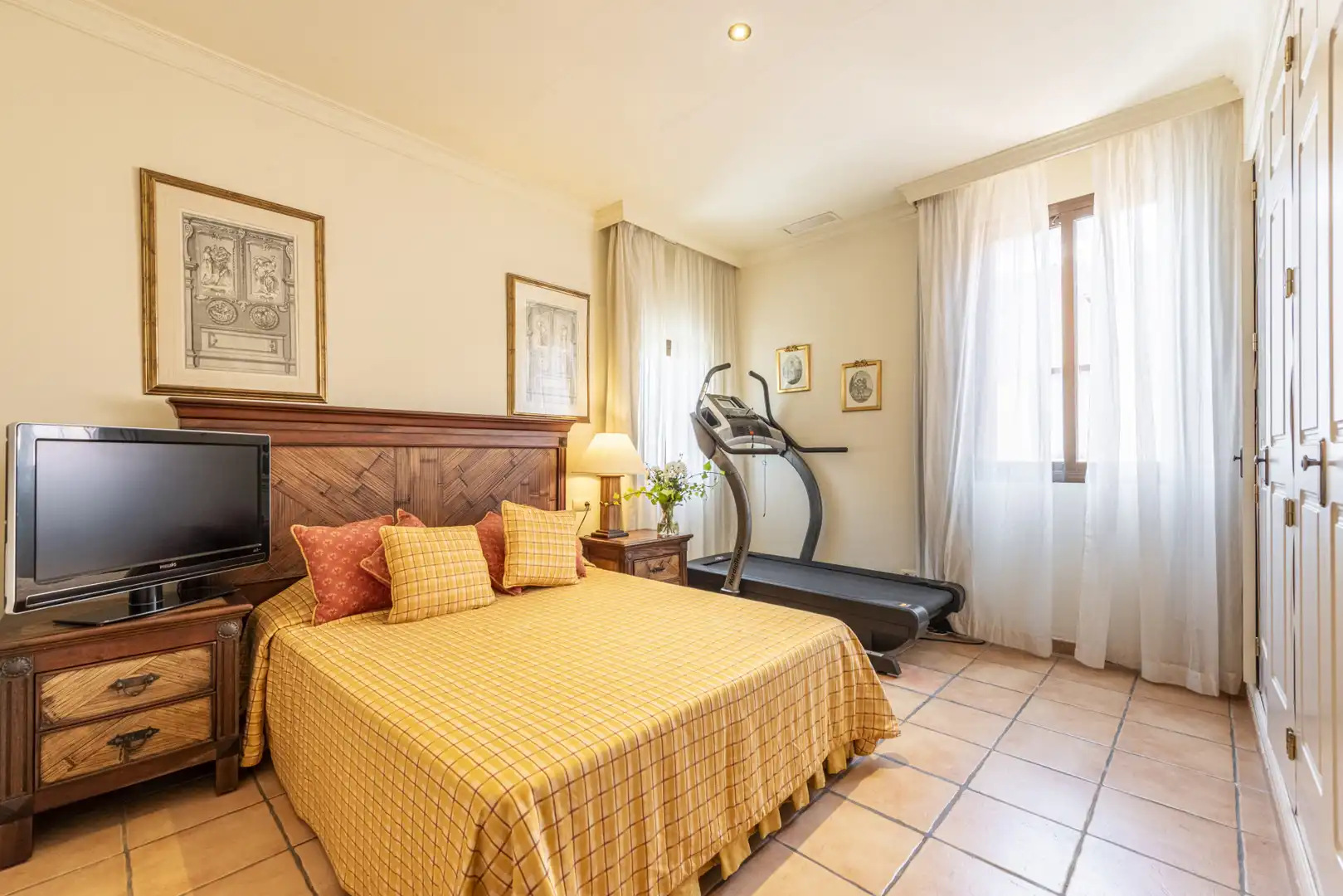 Schlafzimmer von Dachboden zum Verkauf in Estepona mit Abstellraum, Schwimmbad und Whirlpool
