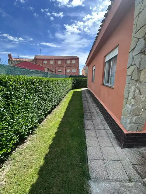 Vista exterior de Casa o xalet en venda en Lagunilla del Jubera amb Calefacció, Jardí privat i Traster