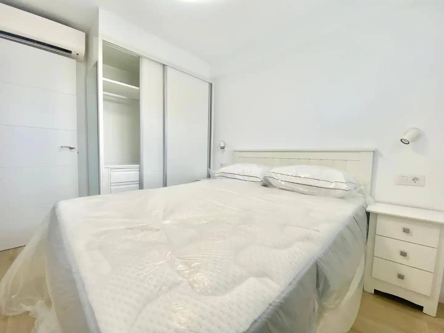 Habitación de Apartamento de alquiler en Benidorm con Aire acondicionado, Calefacción y Piscina