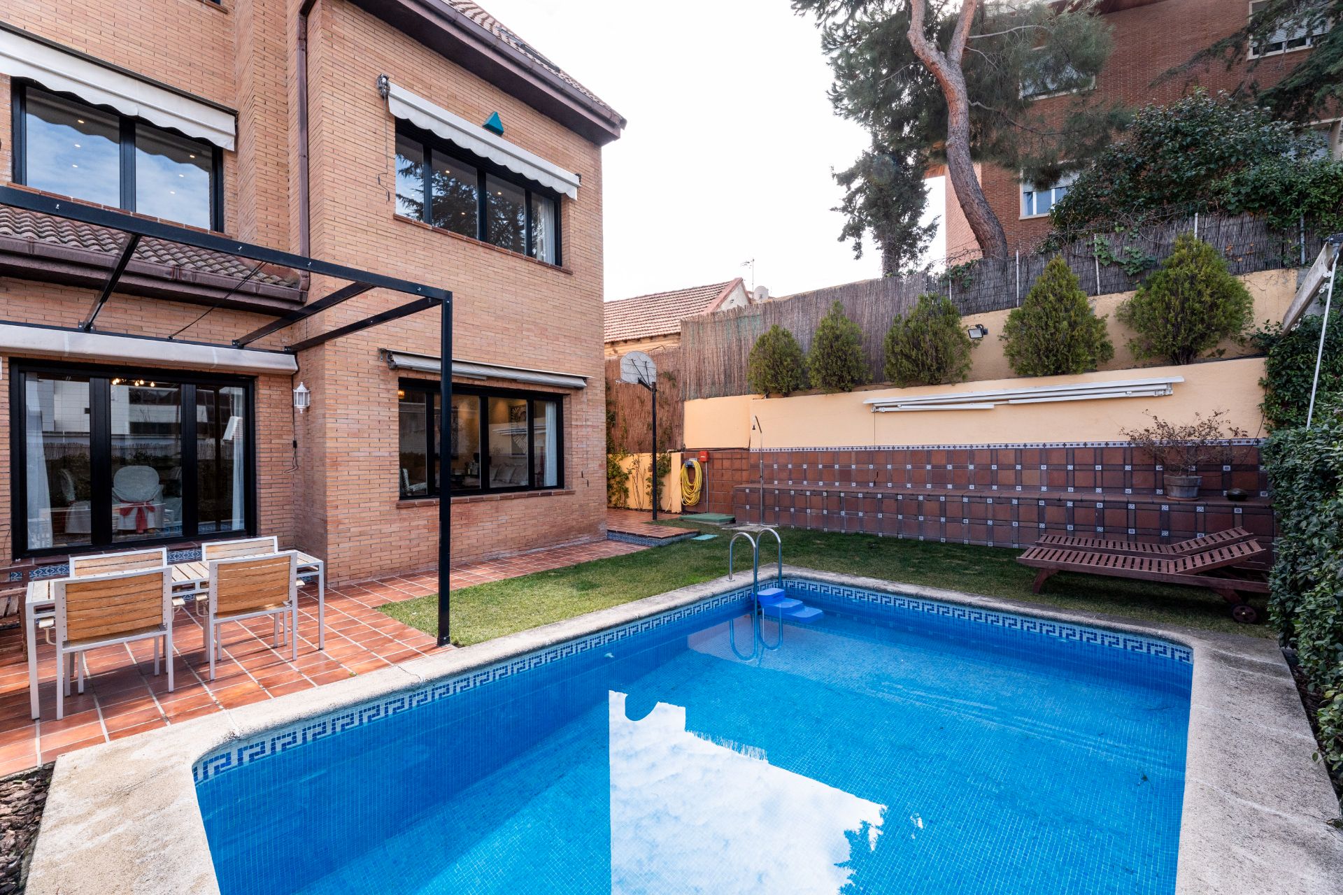 Swimming pool of Single-family semi-detached for sale in  Madrid Capital  with Air Conditioner, Private garden and Terrace