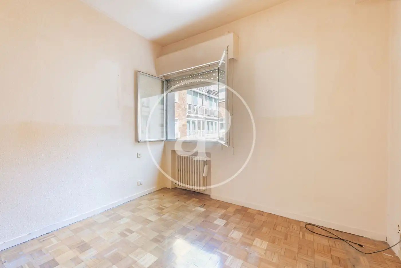 Habitación de Piso en venta en Madrid con Calefacción, Terraza y Balcón