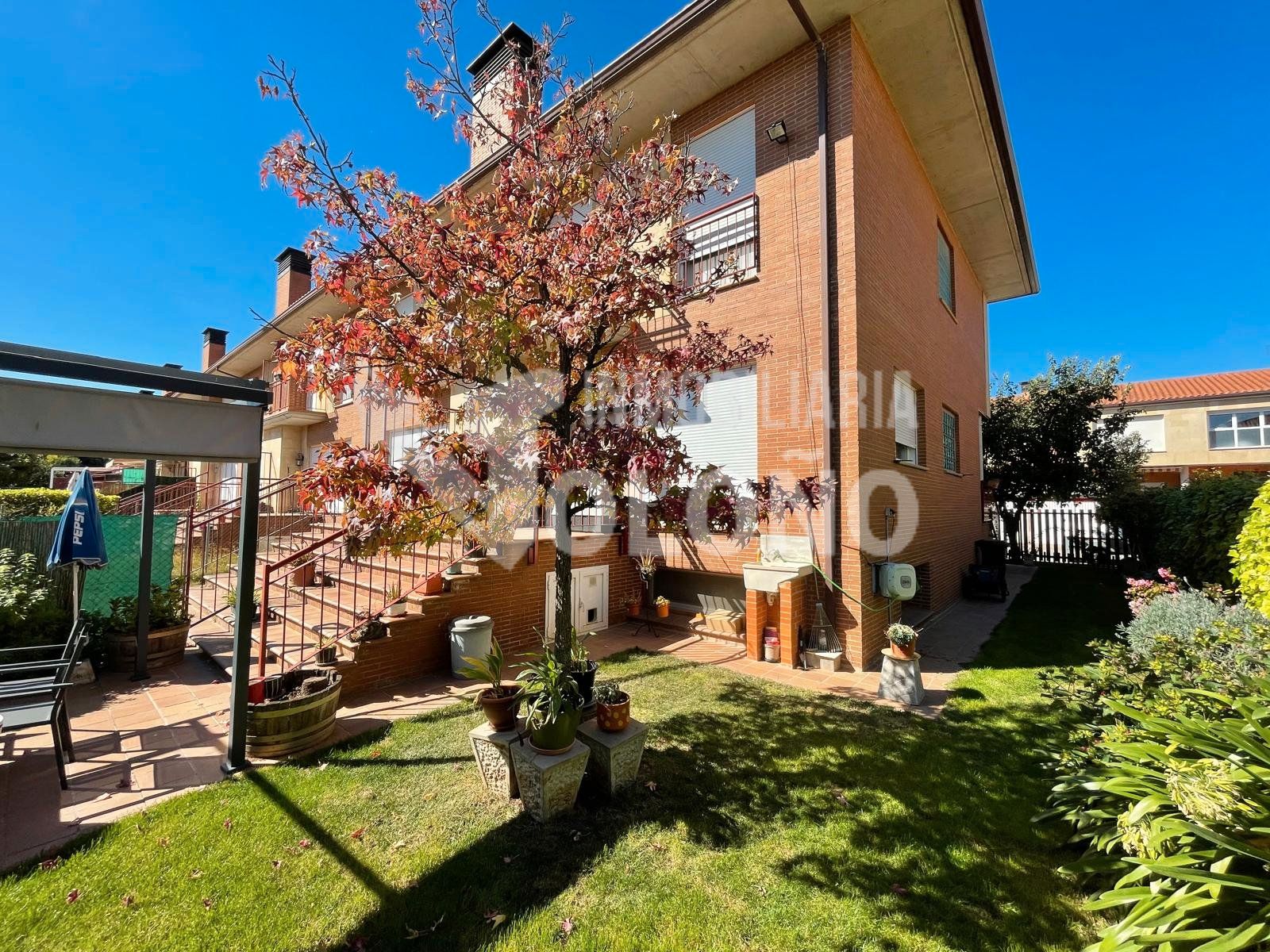 Vista exterior de Casa adosada en venta en Alesanco con Calefacción, Jardín privado y Parquet