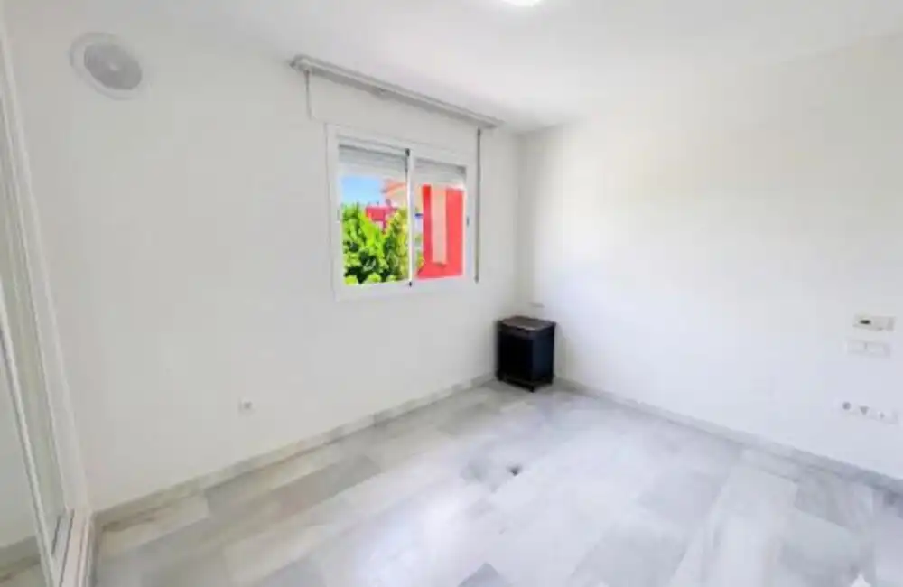 Dormitori de Apartament de lloguer en Marbella amb Aire condicionat, Terrassa i Moblat