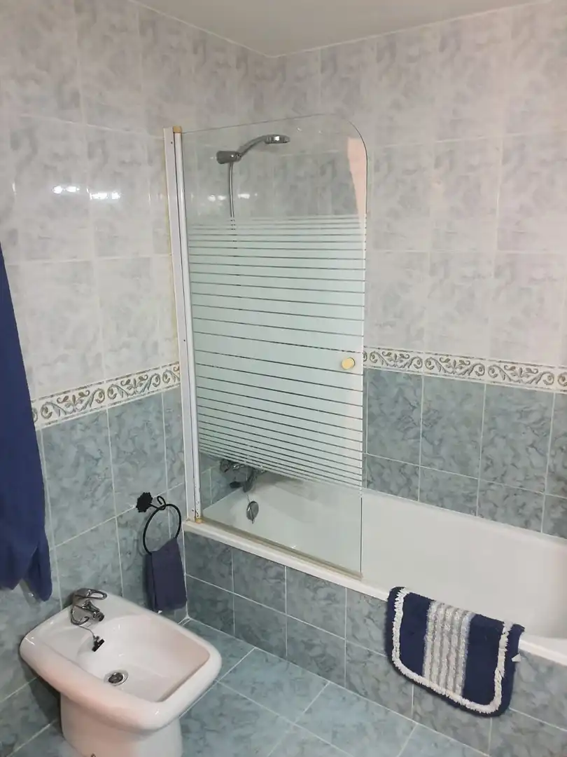 Bany de Apartament de lloguer en Fuengirola amb Aire condicionat, Calefacció i Terrassa