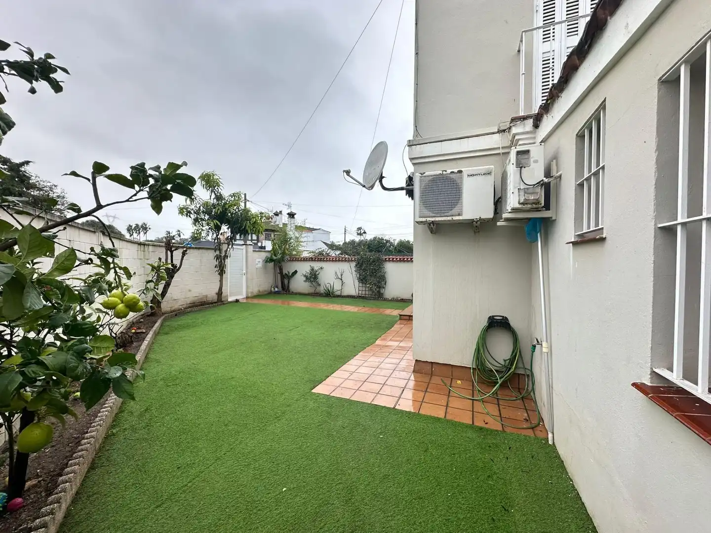 Terrasse von Einfamilien-Reihenhaus zum Verkauf in Los Barrios mit Klimaanlage, Heizung und Privatgarten