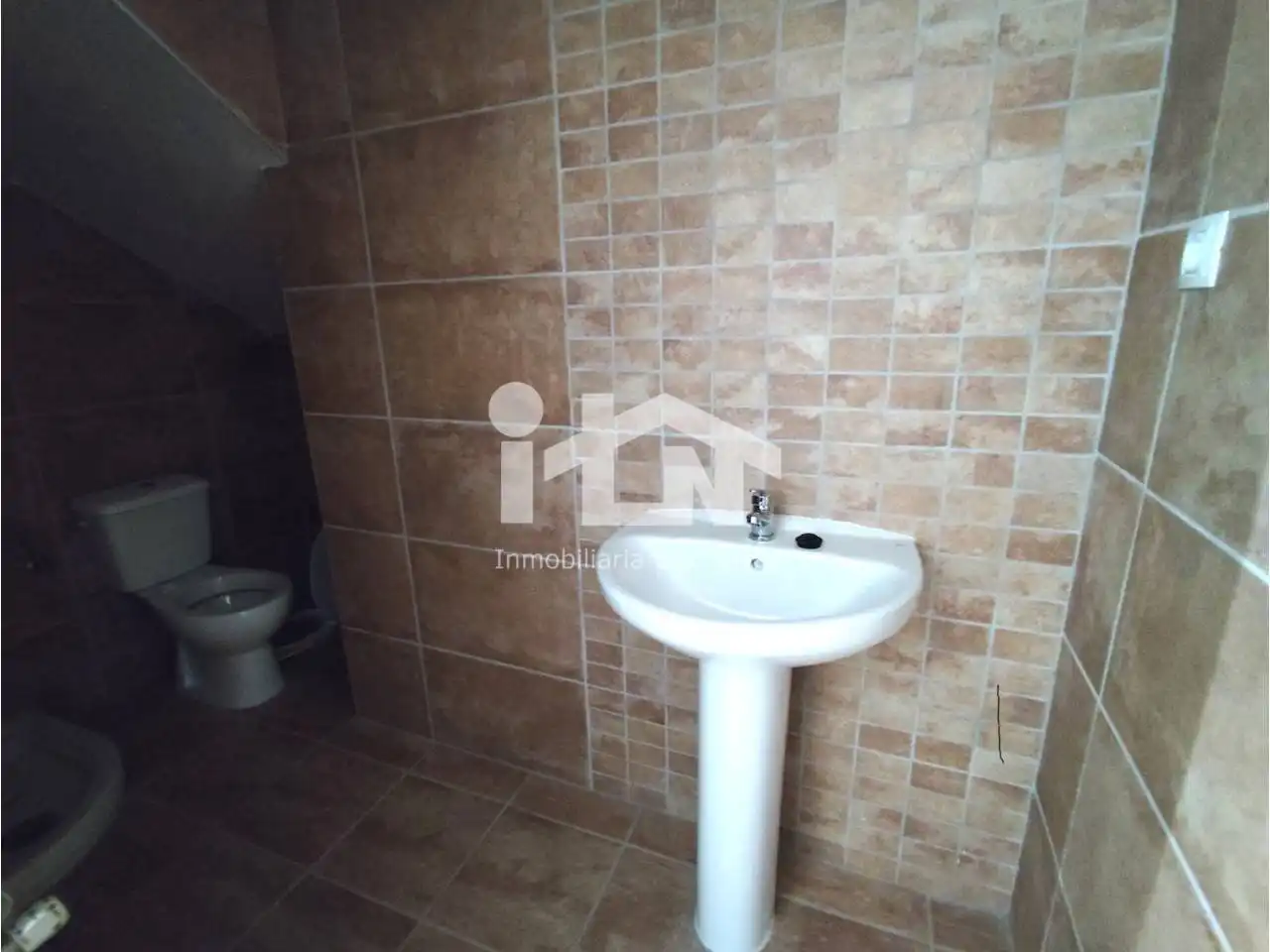 Bany de Casa o xalet en venda en Las Navas del Marqués  amb Calefacció, Jardí privat i Terrassa