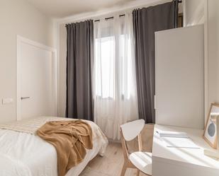 Bedroom of Flat to share in  Barcelona Capital  with Heating, Parquet flooring and Furnished