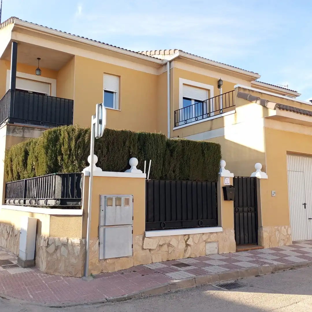 Vista exterior de Casa adosada en venda en La Villa de Don Fadrique amb Aire condicionat, Calefacció i Jardí privat
