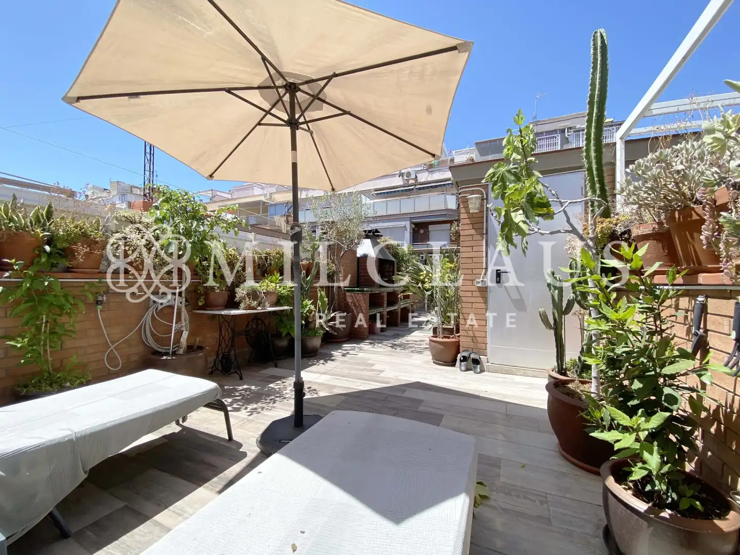 Terrasse von Einfamilien-Reihenhaus zum Verkauf in L'Hospitalet de Llobregat mit Klimaanlage, Heizung und Parkett
