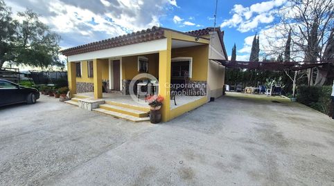 Casa con tres dormitorios con terreno en Campillo, cerca del centro comercial