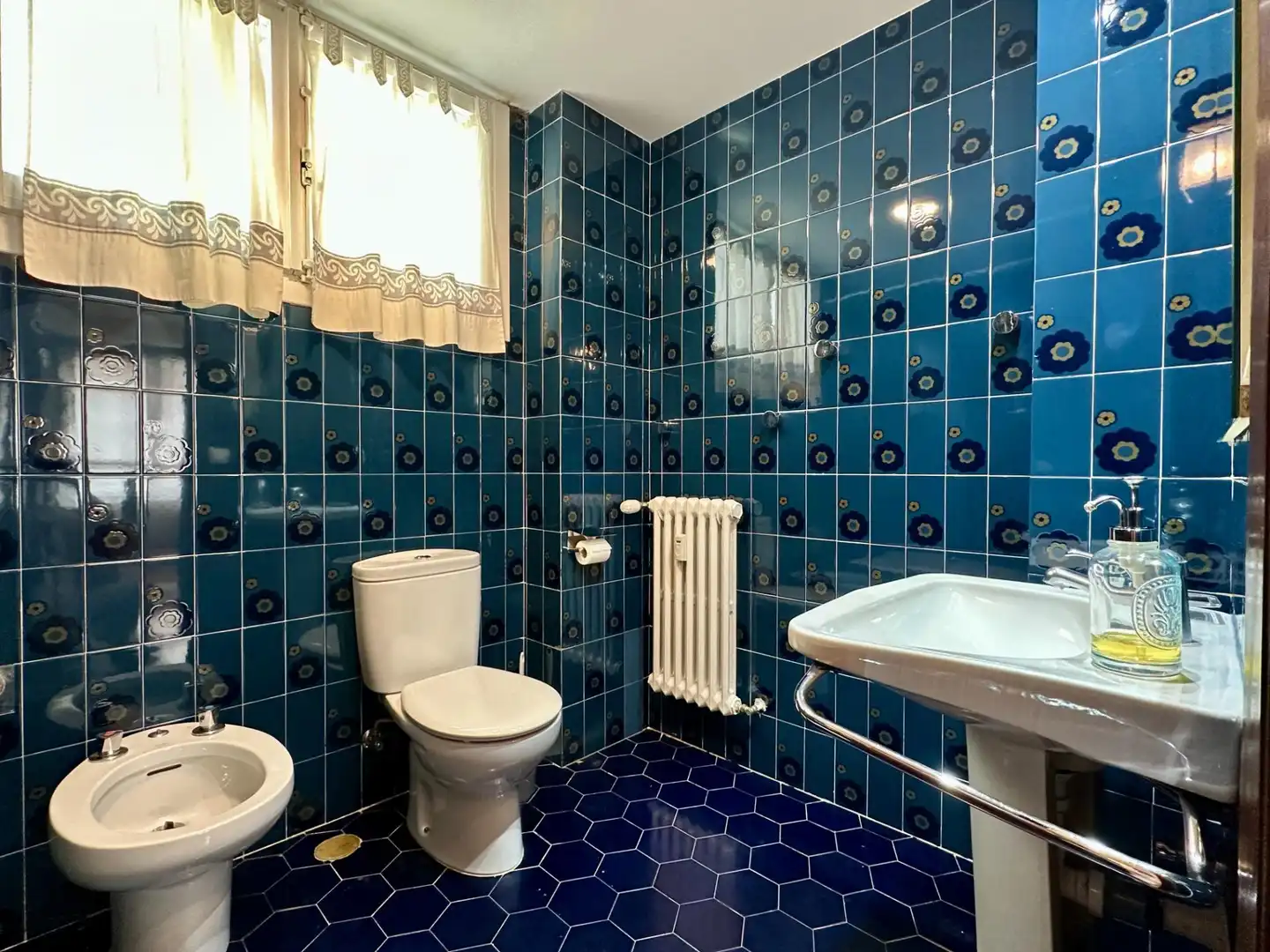 Bathroom of Flat for sale in  Pamplona / Iruña  with Heating and Parquet flooring