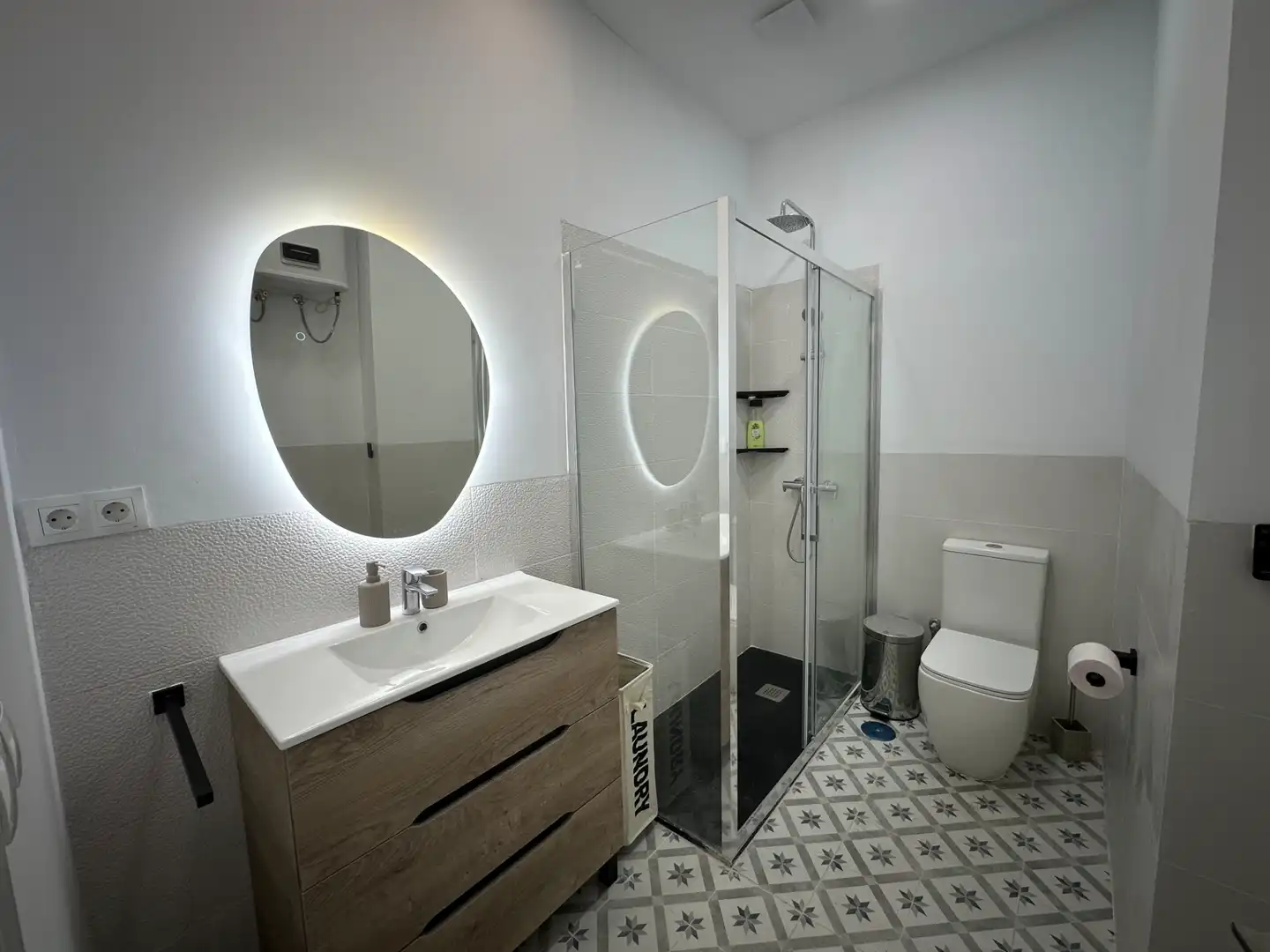 Bathroom of Ground floor for rent in Madrid  with Air Conditioner, Heating and Furnished