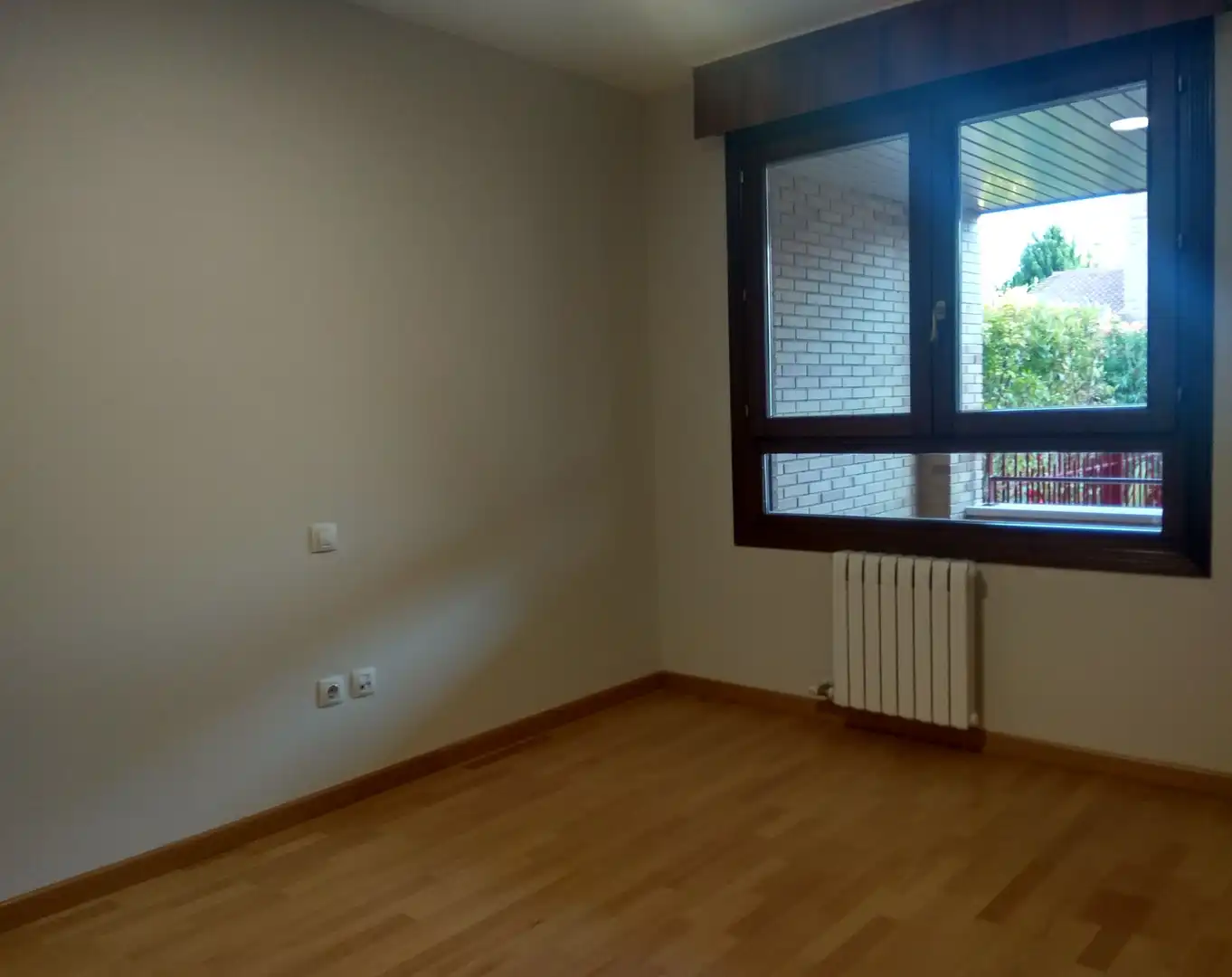 Bedroom of Houses for sale in Zaragoza  with Air Conditioner, Private garden and Parquet flooring