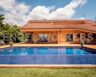 Vista exterior de Casa o xalet en venda en Llinars del Vallès amb Aire condicionat, Calefacció i Jardí privat