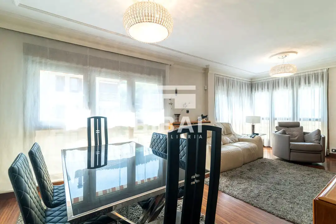 Außenansicht von Wohnung zum Verkauf in Arrasate / Mondragón mit Heizung, Abstellraum und Alarm
